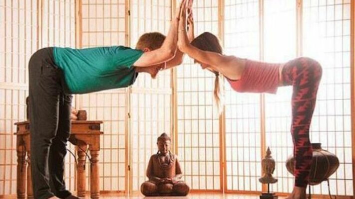 Các tư thế yoga 2 người dễ dàng
