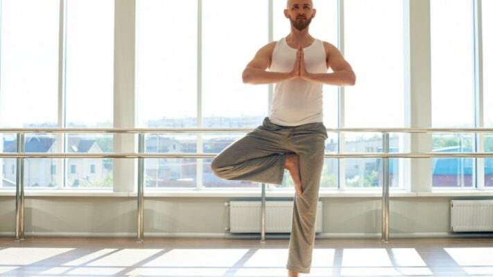 Tư thế cây trong yoga stretch