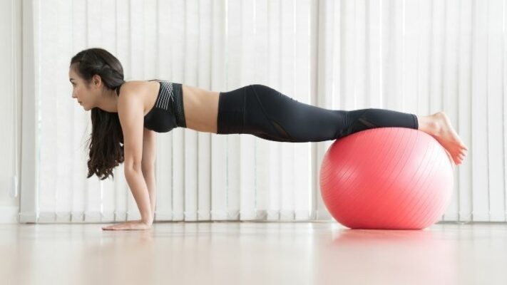 Tư thế Plank yoga với bóng